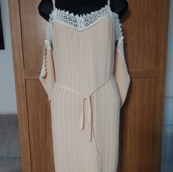 Romeo Juliet pleated Cold Shoulder Lace Trim Dress - Picture 8 of 13